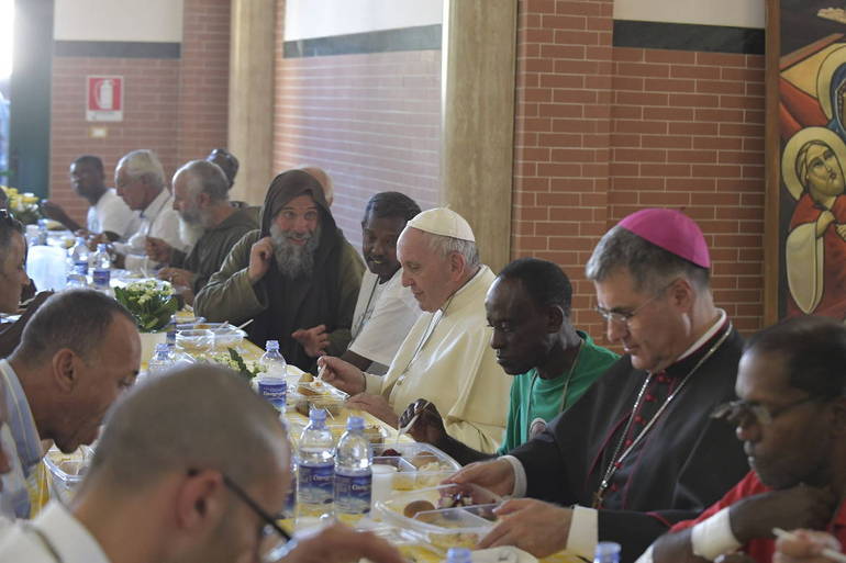 Settembre 2018, pranzo di papa Francesco presso Missione di Speranza e Carità di Biagio Conte (Foto Vatican Media/SIR)