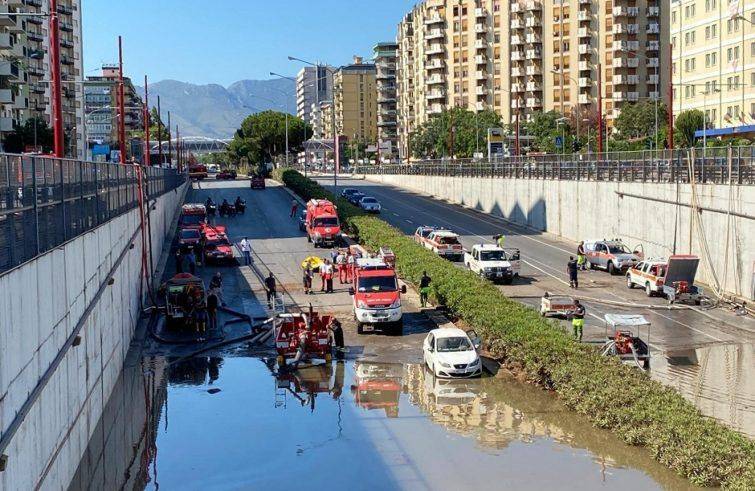 Nubifragio a Palermo. Strade inondate, auto travolte, case evacuate. L’arcivescovo Lorefice: “Partecipi alla sofferenza di tutti”