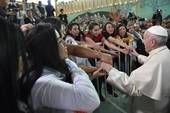 Papa Francesco in Cile, in un carcere femminile. Foto Vatican media