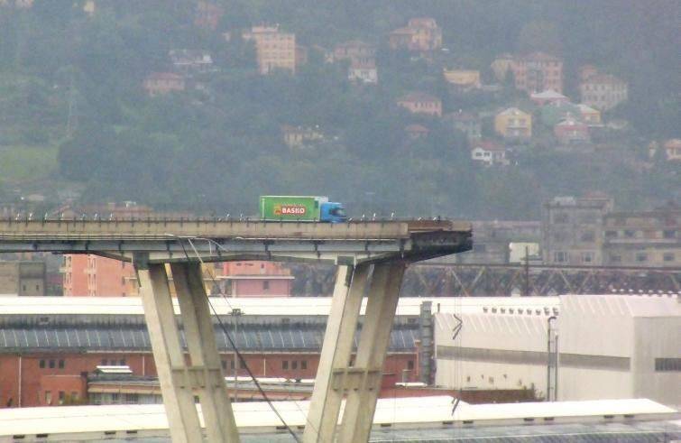 Il moncone del ponte Morandi, a Genova. Foto agensir.it