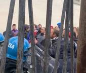 Un'immagine degli scontri avvenuti ieri a Pisa. Foto Toscana Oggi