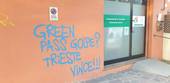 Scritte No green pass sulla sede della Cisl di Rimini