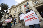 Fotografia: ANSA. Docenti in manifestazione all'esterno del Ministero dell'Istruzione a Roma
