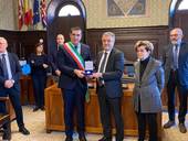 Stefano Versari viene premiato a Ravenna dal sindaco Michele de Pascale