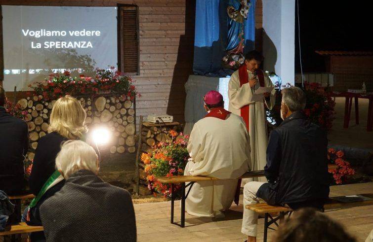Nella foto d'archivio agensir.it il vescovo Domenico Pompili durante una veglia di preghiera ad Amatrice colpita dal terremoto del 2016