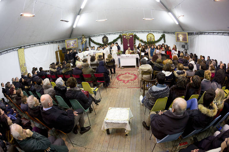 Una celebrazione eucaristica a Carpi nel 2012, in una struttura provvisoria