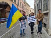 Nella foto, manifestazione di ucraini cesenati, oggi in centro a Cesena (foto: Sandra e Urbano)
