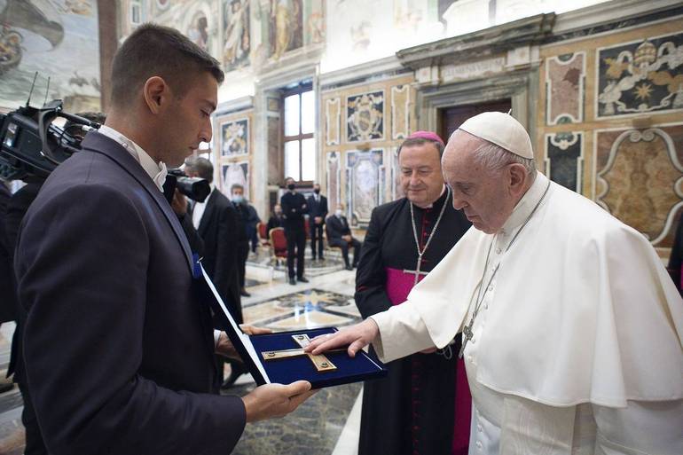 Papa Francesco benedice la croce di Paolo VI (Servizio Fotografico-Vatican Media)