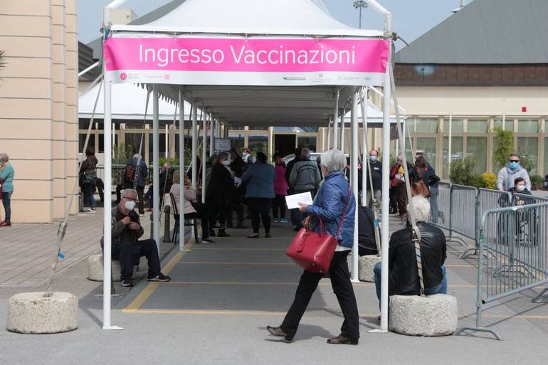 Vaccinazioni a Cesena Fiera - Foto Sandra e Urbano