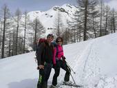 Nella foto di Marco Paolucci, Lucia Di Sacco con gli sci in compagnia del marito, Stefano Bulgarelli. Tutti e tre sono soci della sezione Cai di Cesena