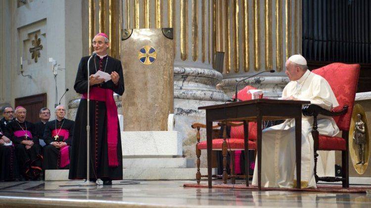 Il cardinale Matteo Zuppi e papa Francesco. Foto Vatican News