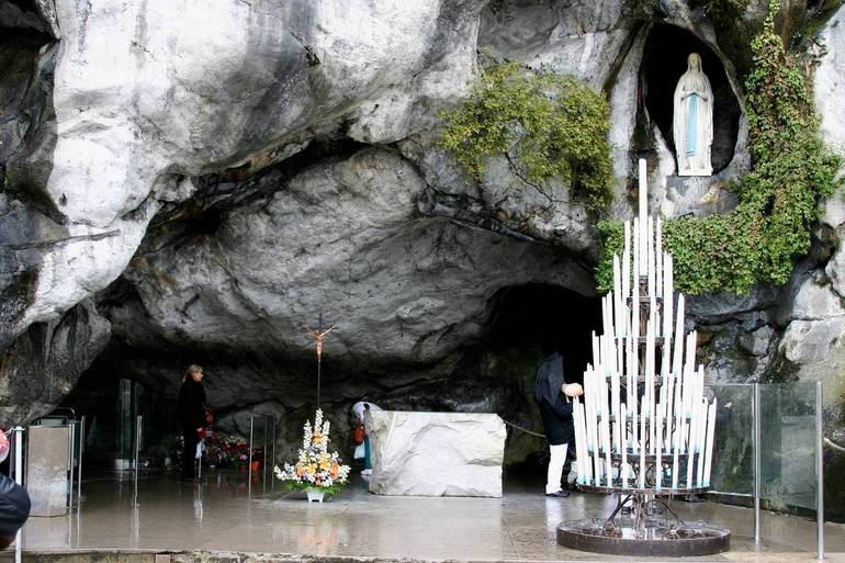 Grotta di Lourdes (wikimedia commons)