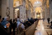 Vaticano, 2 gennaio 2023: esposizione della salma di papa Benedetto XVI nella Basilica di San Pietro – fedeli in fila. Foto SIR/Marco Calvarese