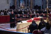 Vaticano, 3 gennaio 2023: esposizione della salma di Benedetto XVI nella Basilica di San Pietro. Cardinale Dziwisz. Foto Siciliani-Gennari/SIR