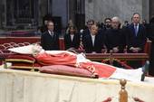 Vaticano, 2 gennaio 2023: la salma di Papa Benedetto XVI nella Basilica di San Pietro. Omaggio delle autorità. Foto Vatican Media/SIR
