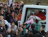 Benedetto XVI bacia una bambina alla Gmg di Madrid, nel 2011. Foto Ansa/SIR
