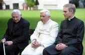 Papa Benedetto al centro. Alla sua destra il fratello Georg e alla sua suo sinistra il segretario, monsignor Gaenswein