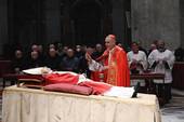 Il Cardinale Mauro Gambetti benedice la salma del papa emerito Benedetto XVI. Foto Vatican media