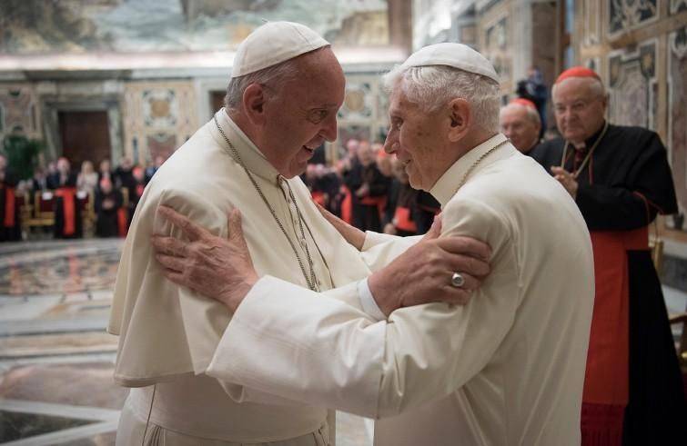 Un abbraccio fra papa Francesco e Benedetto XVI (agenSIR)