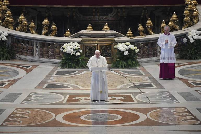 Il Papa oggi durante il messaggio Urbi et Orbi. Foto Vatican Media