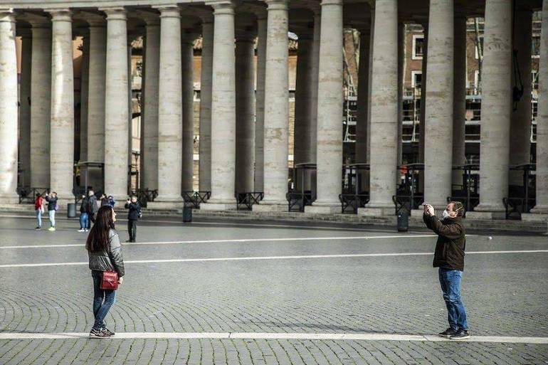 Piazza San Pietro, a Roma, al tempo del Coronavirus. Foto Siciliani-Gennari/SIR