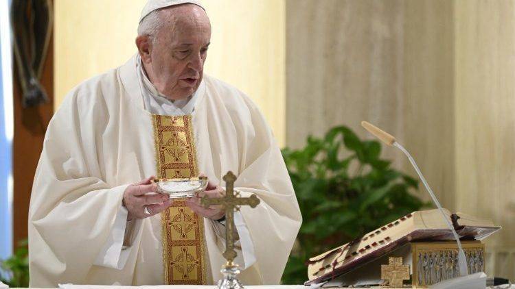 Nella foto papa Francesco in una delle celebrazioni dei giorni scorsi a Casa Santa Marta. Foto Vatican News