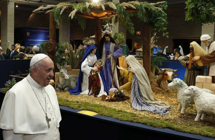 Il Papa ammira il presepe della famiglia Gualtieri di Montiano esposto in Vaticano (CNS photo/Paul Haring)