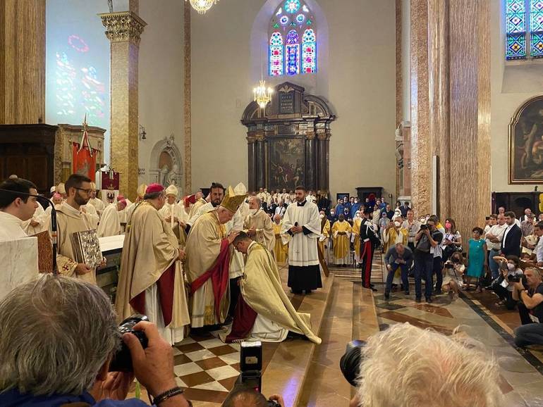 Il momento della consacrazione di don Maffeis da parte del cardinale Bassetti. Foto arcidiocesi di Perugia