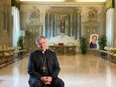 Monsignor Lorefice con l'immagine di don Puglisi