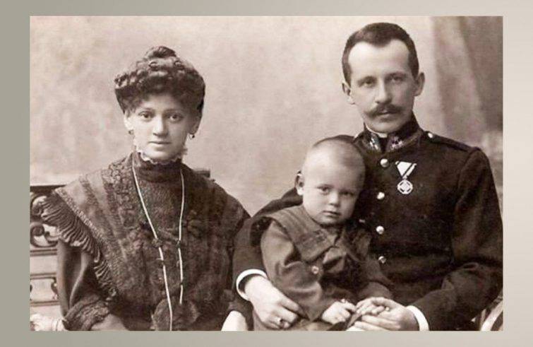 I genitori di Giovanni Paolo II, con il piccolo Karol. Foto vatican media