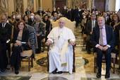 Papa Francesco conferisce le onorificenze ai giornalisti Philip Pullella e a Valentina Alazrak (foto Vatican Media/SIR)