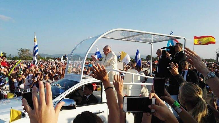 Il Papa al suo arrivo ieri mattina per la Messa con la quale di è concluso l'incontro mondiale con i giovani a Panama (Foto F. Zanotti)