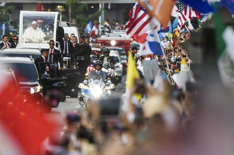 L'arrivo del Papa, ieri pomeriggio, a Panama city (Foto Cristian Gennari)