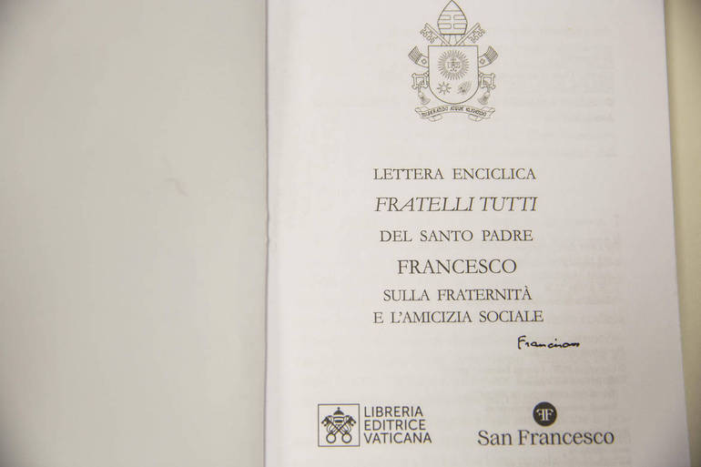 Qui sotto la foto della firma apposta dal Papa sull'Enciclica 