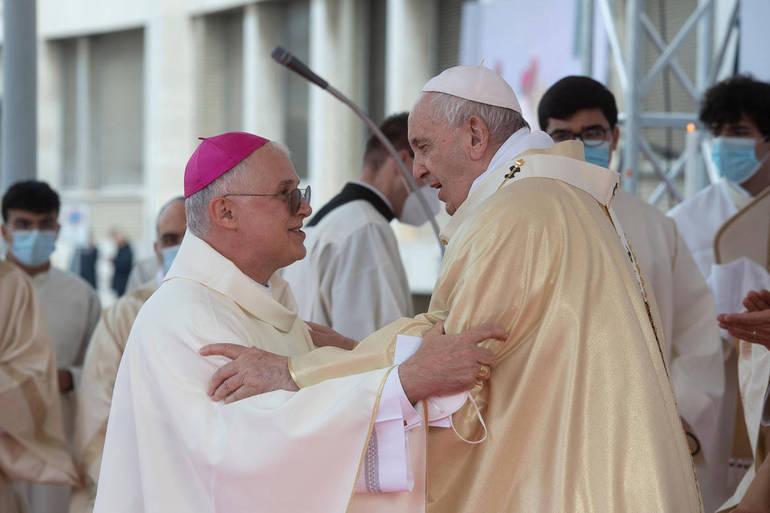 Il Papa saluta monsignor Giuliodori (foto Vatican Media/SIR)