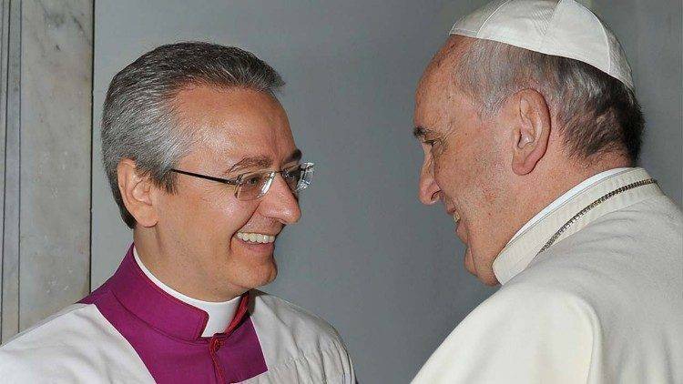 Monsignor Diego Ravelli insieme a Papa Francesco (foto: Vatican News)