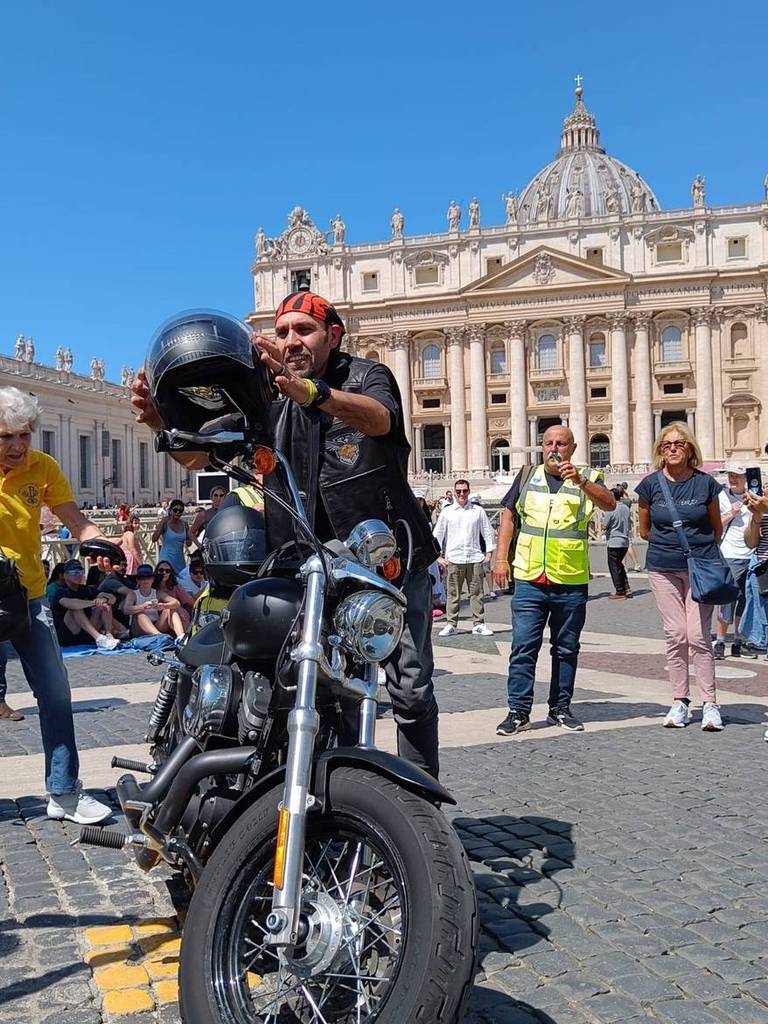 Don Filippo Cappelli oggi in piazza San Pietro, a Roma, con il motopellegrinaggio citato dal Papa durante l'Angelus