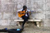 Uno dei cantanti di strada nel quartiere Mouraria di Lisbona (foto: Francesco Zanotti)