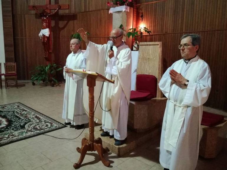 Nella foto, don Derno Giorgetti in Venezuela. Alla sua sinistra il vescovo Douglas; alla sua destra il vicario episcopale per la pastorale, monsignor Walter Amaducci 