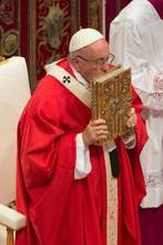 Nella foto Papa Francesco benedice i Palli e celebra la Messa nella solennità dei santi apostoli Pietro e Paolo (Vaticano, 29 giugno 2016)