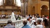 Nella foto di Pier Giorgio Marini, la celebrazione delle 6 di questa mattina presieduta dal parroco della Cattedrale di Cesena, monsignor Giordano Amati