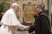 Papa Francesco e padre Patton (foto Vatican Media/SIR)
