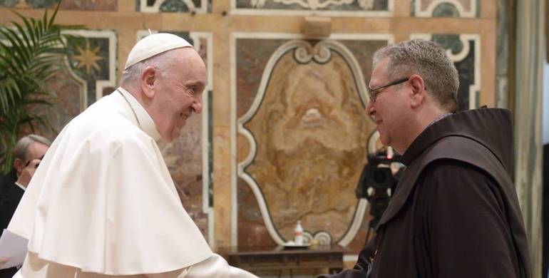 Papa Francesco e padre Patton (foto Vatican Media/SIR)