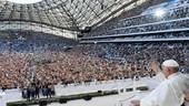 Il Papa saluta la folla nello stadio Velodrome di Marsiglia (Vatican Media/Vatican News)