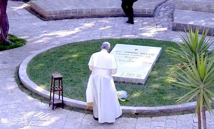 Papa in preghiera sulla tomba di don Tonino Bello