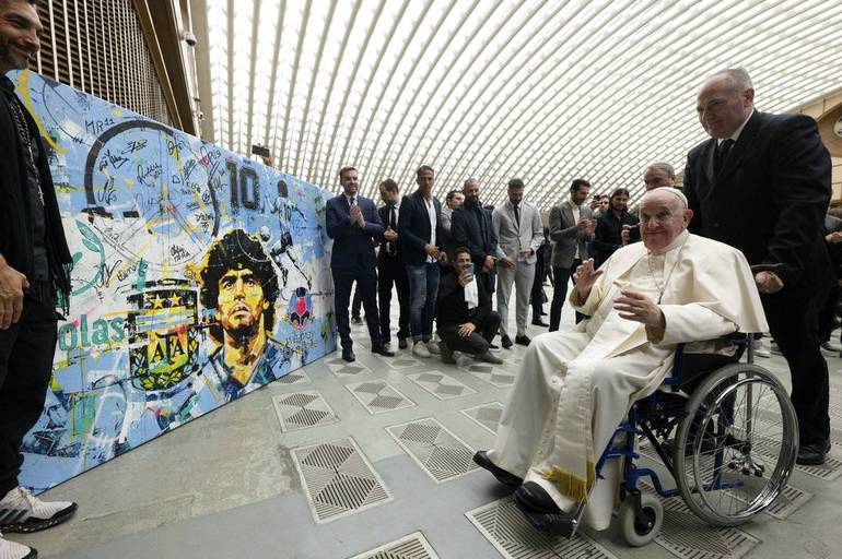 Vaticano, 14 novembre 2022: papa Francesco riceve in udienza una rappresentanza dei calciatori impegnati nella terza edizione della Partita per la Pace (Foto Vatican Media/SIR)