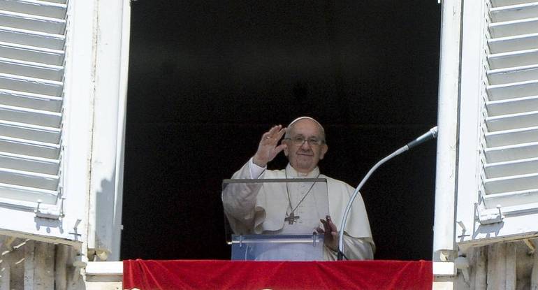 Vaticano, 24 aprile 2022: Papa Francesco recita il Regina Caeli, impartisce la benedizione e saluta i fedeli presenti in piazza San Pietro. Foto Siciliani-Gennari/SIR