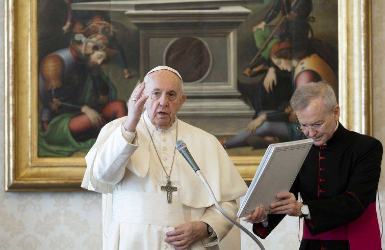 Il Papa all'udienza di oggi dalla biblioteca privata. Foto Vatican Media/SIR