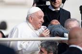 Vaticano, 9 novembre 2022: udienza generale di Papa Francesco in Piazza San Pietro – Papa saluta bambino neonato. Foto SIR/Marco Calvarese