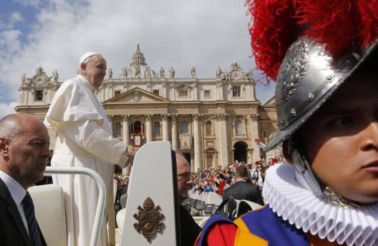 Papa Francesco: a Regina Coeli, “le persone sequestrate o ingiustamente private della libertà siano rilasciate”